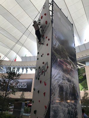 Muro móvil de Vértigo Escalada en evento Jeep