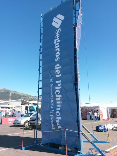 Muro móvil de Vértigo Escalada en evento Seguros Pichincha